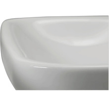 Vue détaillée d'un lavabo blanc