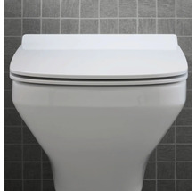 Gros plan de toilettes blanches avec couvercle fermé devant un mur gris