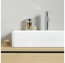 Salle de bains moderne avec lavabo, robinet et accessoires.