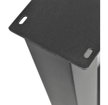 Détail d'un pied de table noir en métal avec plaque de montage et trous oblongs.