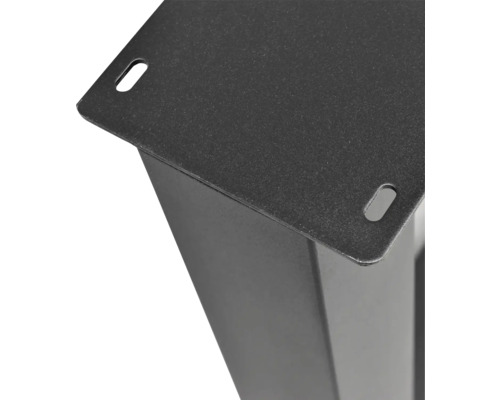 Détail d'un pied de table noir en métal avec plaque de montage et trous oblongs.