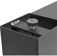 Structure métallique noire avec une vis moletée pour le réglage.