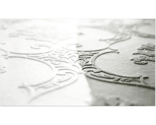 Nahaufnahme einer strukturierten Vinyltapete mit floralem Muster