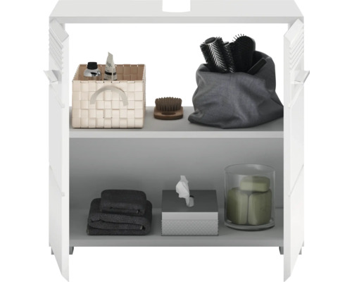 Badezimmerschrank mit Flechtkorb, Bürsten, Handtüchern, Kosmetiktüchern und Seife