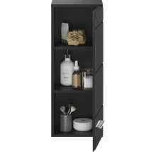 Offener, dunkler Badschrank mit diversen Badutensilien