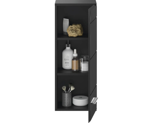 Offener, dunkler Badschrank mit diversen Badutensilien