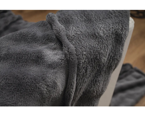 Plaid doux gris sur un fauteuil