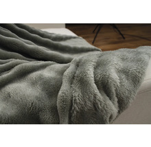 Couverture douce et moelleuse sur un canapé