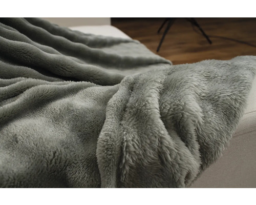 Couverture douce et moelleuse sur un canapé