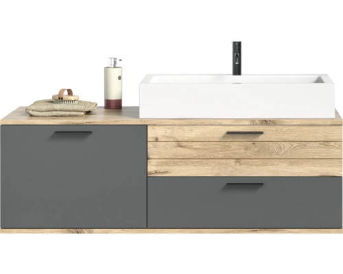 Meuble sous-lavabo avec vasque à poser, robinet, distributeur de savon, serviette et brosse dans la salle de bains