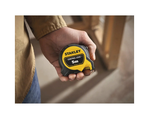 Mètre à ruban Stanley Control-Lock 5 mètres dans la main