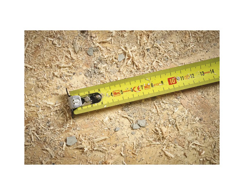 Mètre ruban enrouleur jaune sur une surface en bois