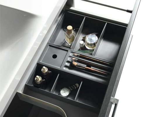 Geöffnete Schublade mit Kosmetikartikeln und Fächereinteilung