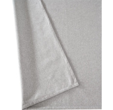 Detailaufnahme einer Tischdecke aus Stoff mit Saum