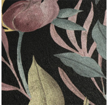 Gros plan d'un papier peint avec motif floral sur fond sombre