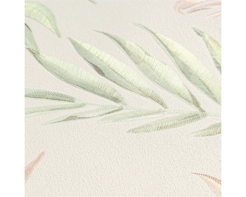 Gros plan d'un papier peint avec des motifs végétaux