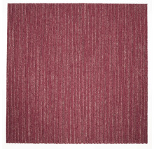 Tapis chiné rouge avec des rayures verticales.
