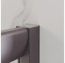 Detailansicht einer Duschkabine mit Rahmen