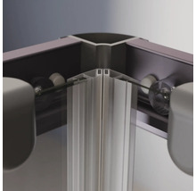 Detailansicht einer Duschkabine mit Aluminiumrahmen und Glaselementen