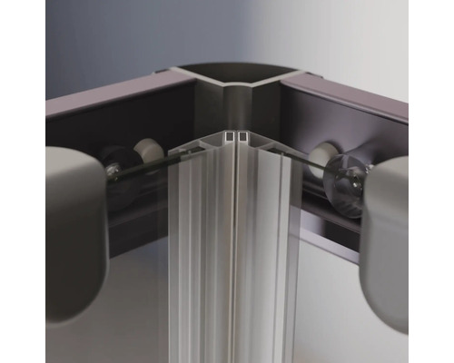 Detailansicht einer Duschkabine mit Aluminiumrahmen und Glaselementen