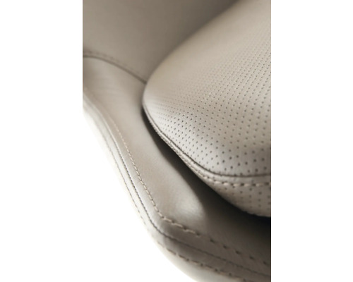 Detailaufnahme eines perforierten Ledersitzes mit Naht