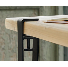 Vue détaillée d'un support de table avec serre-joint sur un plateau de table.