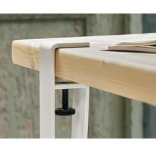 Vue détaillée d'une fixation de table avec serre-joint sur un plateau de table