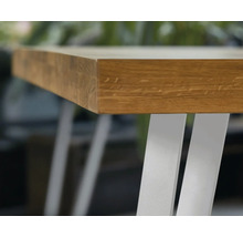 Vue détaillée d'un plateau de table en bois avec des pieds en métal