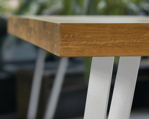 Vue détaillée d'un plateau de table en bois avec des pieds en métal