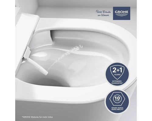 Gros plan de toilettes avec fonction de douche en marche, logo Grohe, sceau pour une garantie prolongée de 2+1 ans, sceau pour une disponibilité des pièces de rechange de 10 ans
