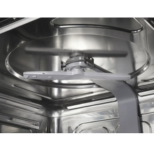 Innenansicht eines Geschirrspülers mit Sprüharm und Sprühkopf