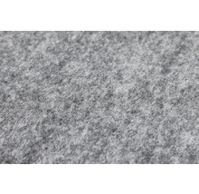 Nahaufnahme der Textur eines grauen Schutzvlieses aus Filz.