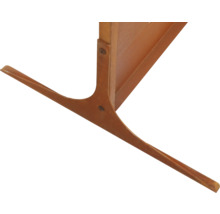 Detailansicht eines Holzmöbelstücks, das Stabilität und Design vereint