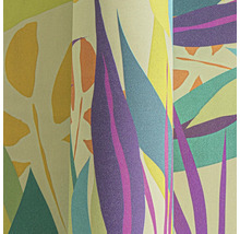 Gros plan d'un papier peint à motifs avec des motifs végétaux