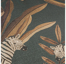 Detailansicht einer Tapete mit Zebra- und Blättermuster