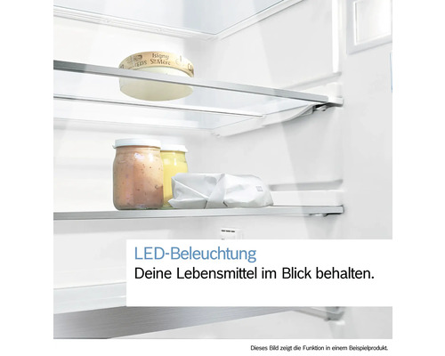 Kühlschrankinnenraum mit LED-Beleuchtung und Lebensmitteln auf Glasböden