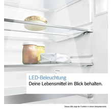 Innenraum eines Kühlschranks mit Lebensmitteln auf Regalen