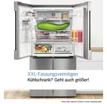 Geöffneter viertüriger Kühlschrank mit Lebensmitteln