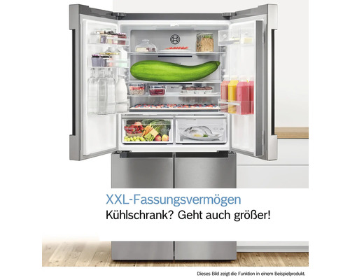 Geöffneter viertüriger Kühlschrank mit Lebensmitteln