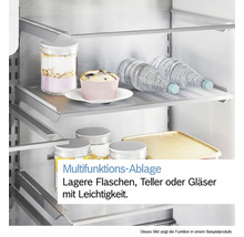 Mehrzweckablage im Kühlschrank mit Lebensmitteln