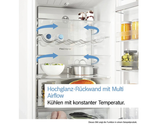 Innenraum eines Kühlschranks mit Lebensmitteln und Umluftsystem