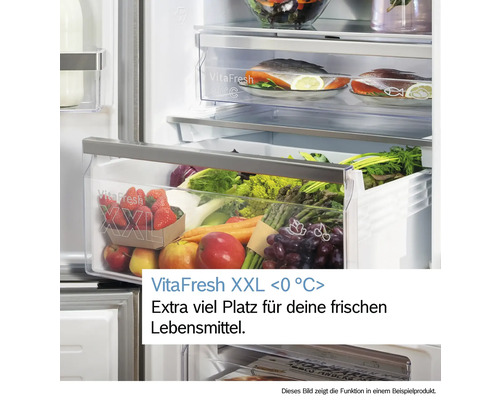 Innenansicht eines Kühlschranks mit VitaFresh-Schubladen, gefüllt mit frischen Lebensmitteln