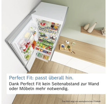 Geöffneter Kühlschrank mit Lebensmitteln in einer hellen Küche