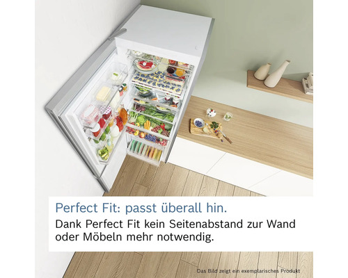 Geöffneter Kühlschrank mit Lebensmitteln in einer Küche.