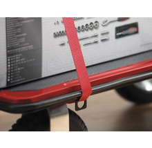 Detailansicht eines Werkzeugwagens mit Werkzeugsortiment und Spanngurt.