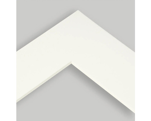 Detailansicht eines weißen Bilderrahmenprofils.