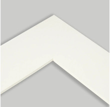 Detailansicht eines weißen Bilderrahmenprofils