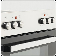 Detailansicht eines Küchenherds mit Bedienknöpfen und Griff