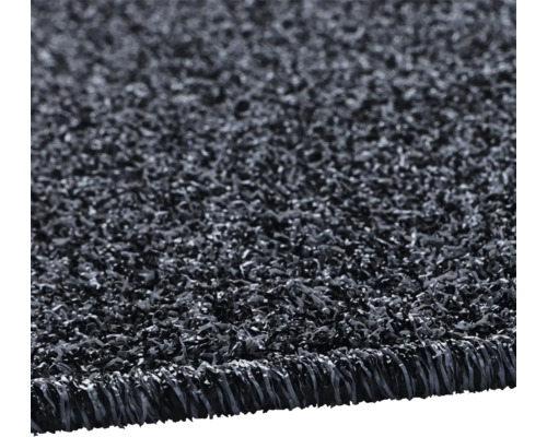 Gros plan d'un morceau de gazon synthétique avec des fibres structurées.