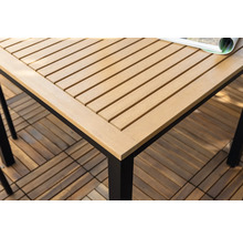 Detailansicht eines Gartentisches mit Holzlatten und Metallgestell